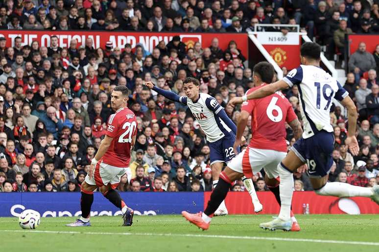 Brennan Johnson durante o clássico em que seu time, o Tottenham, venceu o Manchester United fora - 