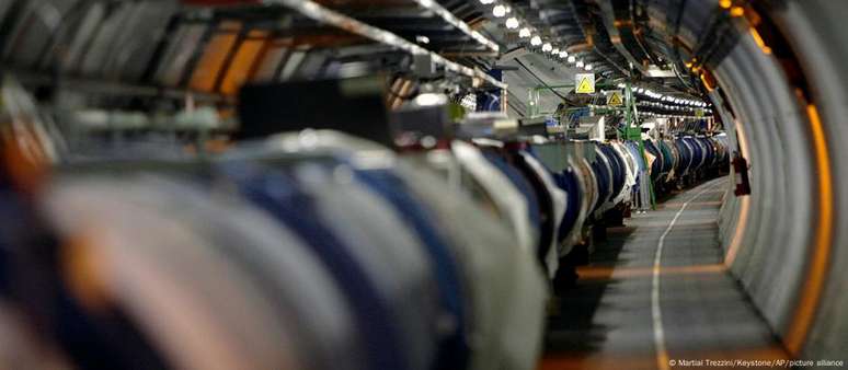 LHC வெற்றிடக் குழாய் 27 கிலோமீட்டர்கள்