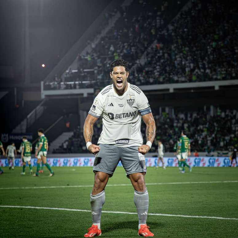 Com belíssimo gol de falta contra o Palmeiras, Hulk chega ao 112° gol com a camisa do Atlético e assume o topo da artilharia do clube no século.