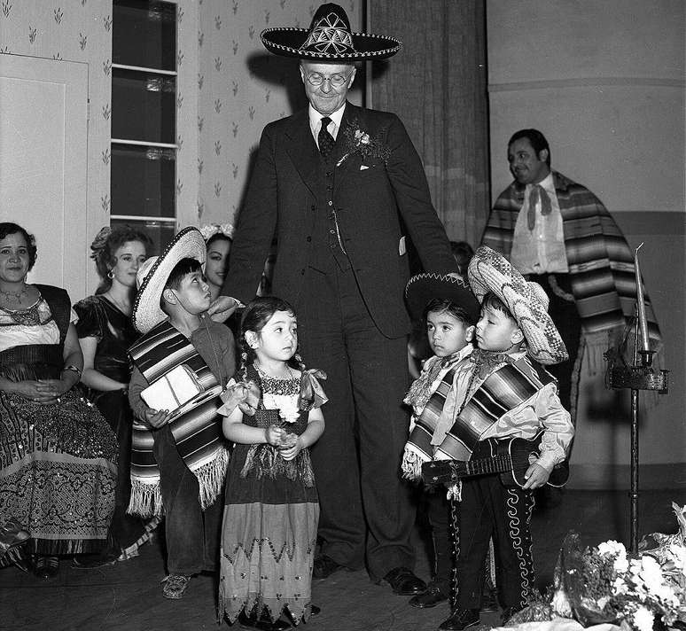 Harry Chandler do Los Angeles Times, foi um dos promotores de Brinkley (aqui em seu aniversário em 1938, com "seus amigos da Olvera Street").