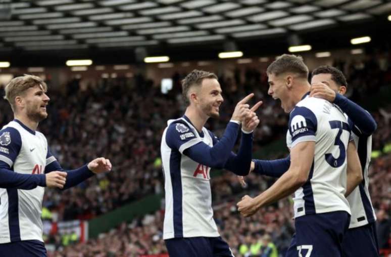 Brennan Johnson chuta a gol durante o clássico em que seu time, o Tottenham, bateu fora de casa o United – 