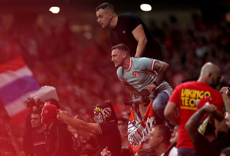 Torcedores do Atlético usam máscaras para protestar contra o Real Madrid – Florencia Tan Jun/Getty Images