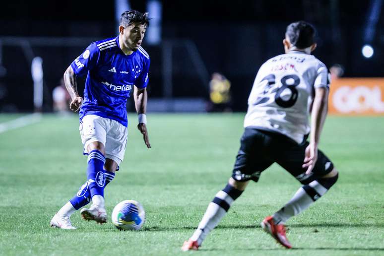 Cruzeiro e Vasco se enfrentam neste domingo. 