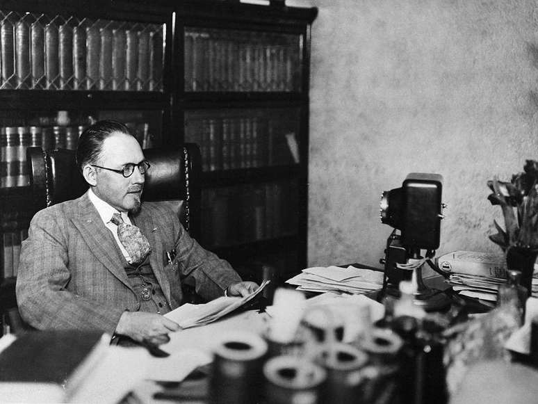 Brinkley após ter seu registro do conselho médico do Kansas revogado por queixas de imoralidade e conduta não profissional, em 1930