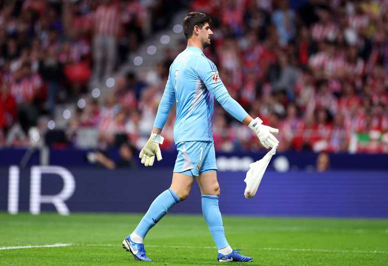 Courtois carrega objetivos atirados pela torcida do Atlético – Florencia Tan Jun/Getty Images