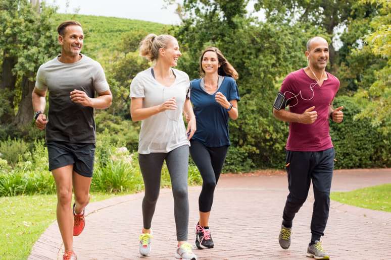 Além da alimentação saudável, o tratamento para pressão alta também envolve a prática regular de exercícios físicos 