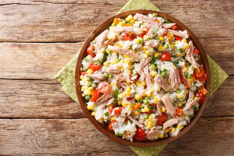 Salada de arroz com atum e legumes 