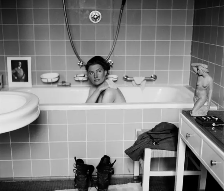 Lee Miller in der Badewanne von Adolf Hitlers Wohnung in München