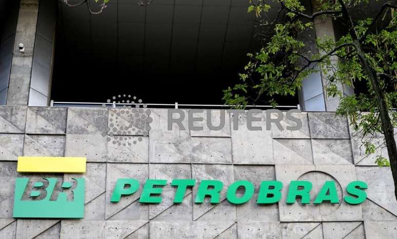 Logo da Petrobras em prédio no Rio de Janeiro
16/10/2019
REUTERS/Sergio Moraes