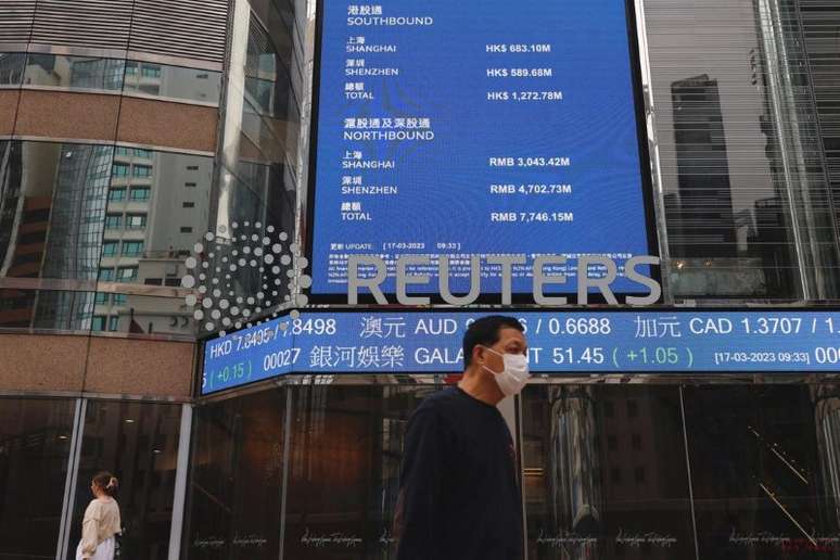 Telão em Hong Kong com cotações acionárias
17/03/2023. REUTERS/Tyrone Siu