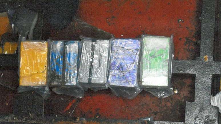 Pacotes de cocaína entre a droga apreendida pela polícia de Cabo Verde, escondida sob fundos falsos e tanques de água falsos no interior do Rich Harvest