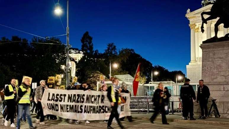 Manifestantes com faixas anti-nazismo protestaram contra o FPÖ em frente ao parlamento austríaco