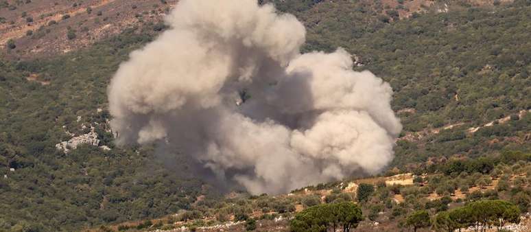 Fumaça após um ataque aéreo na província de Jezzine, no sul do Líbano