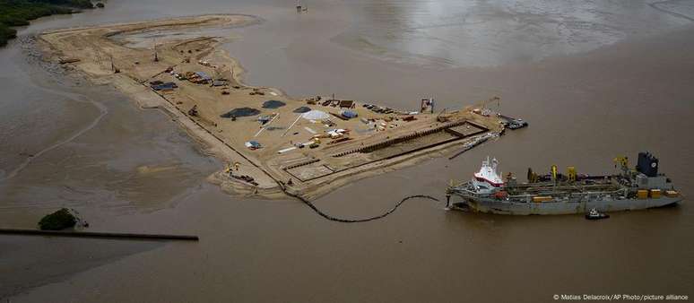 Construção de porto para exploração de petróleo na costa da Guiana: mais de 10 bilhões de barris a serem extraídos