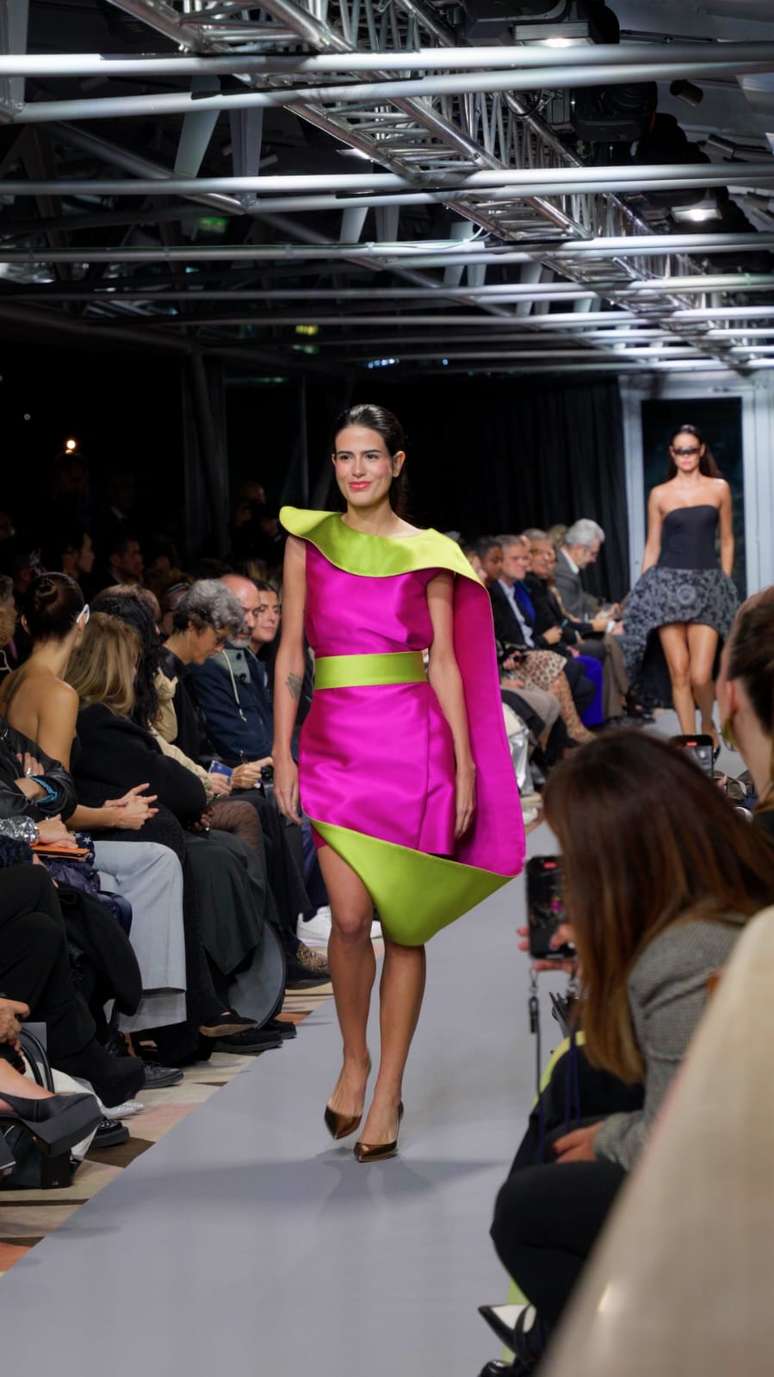 Anttónia Morais no desfile da Pierre Cardin 