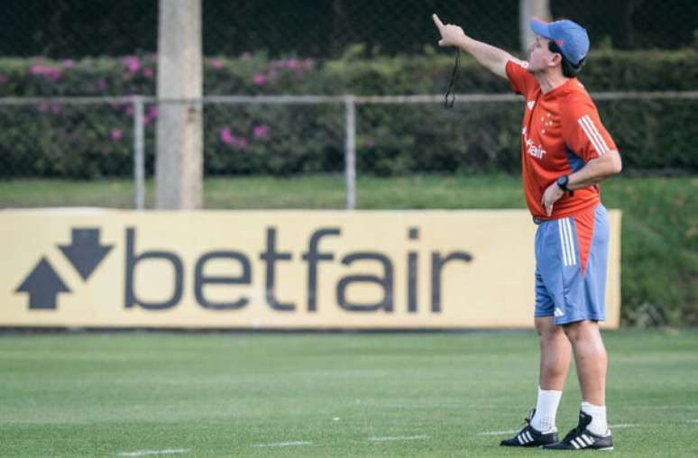 Cruzeiro contó con diez jugadores entrenando por separado y un delantero en el inicio de la transición