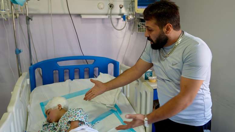 Enquanto sua filha luta pela vida, Abdallah acusa Israel de aterrorizar civis