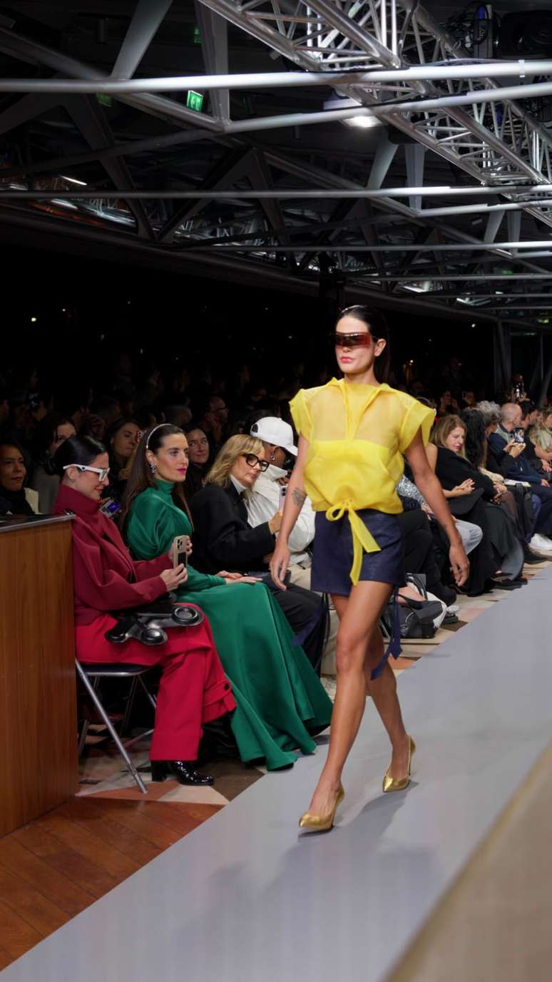 Anttónia Morais no desfile da Pierre Cardin 