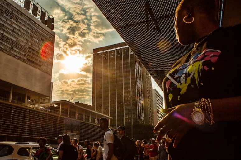 Movimentação na Avenida Paulista em dia de calor intenso em São Paulo.