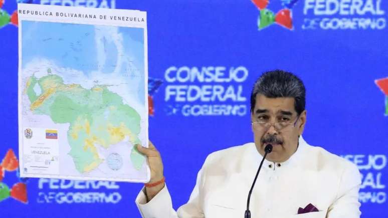 Nicolás Maduro, presidente da Venezuela, mostra o "novo" mapa do país incluindo Essequibo