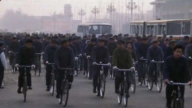 Uma imagem comum de Pequim em 1978: a avenida Chang'An tomada por bicicletas