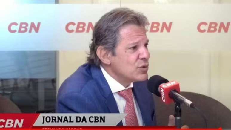 O ministro Fernando Haddad em entrevista à CBN na manhã desta segunda