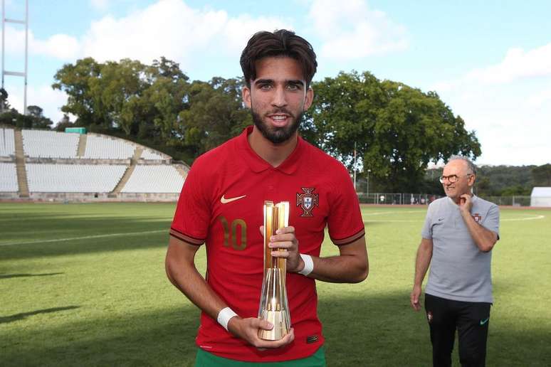 Corinthians acerta a contratação de meia ex-Wolfsburg para a equipe sub-20, diz jornalista. 