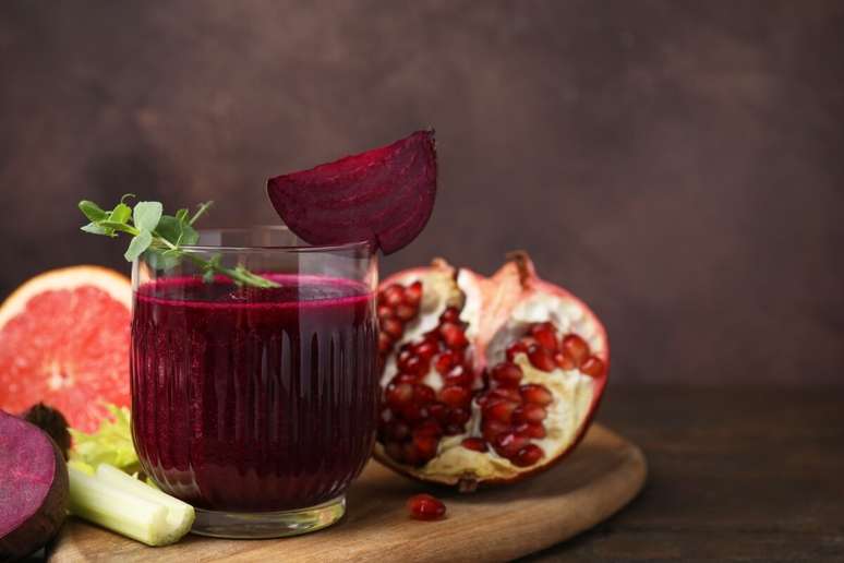 Suco de romã com beterraba e laranja 