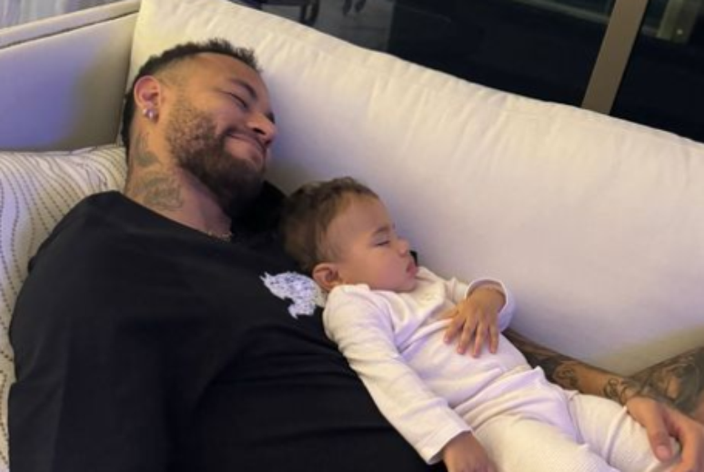 Neymar muestra a su hija luchando por dormir