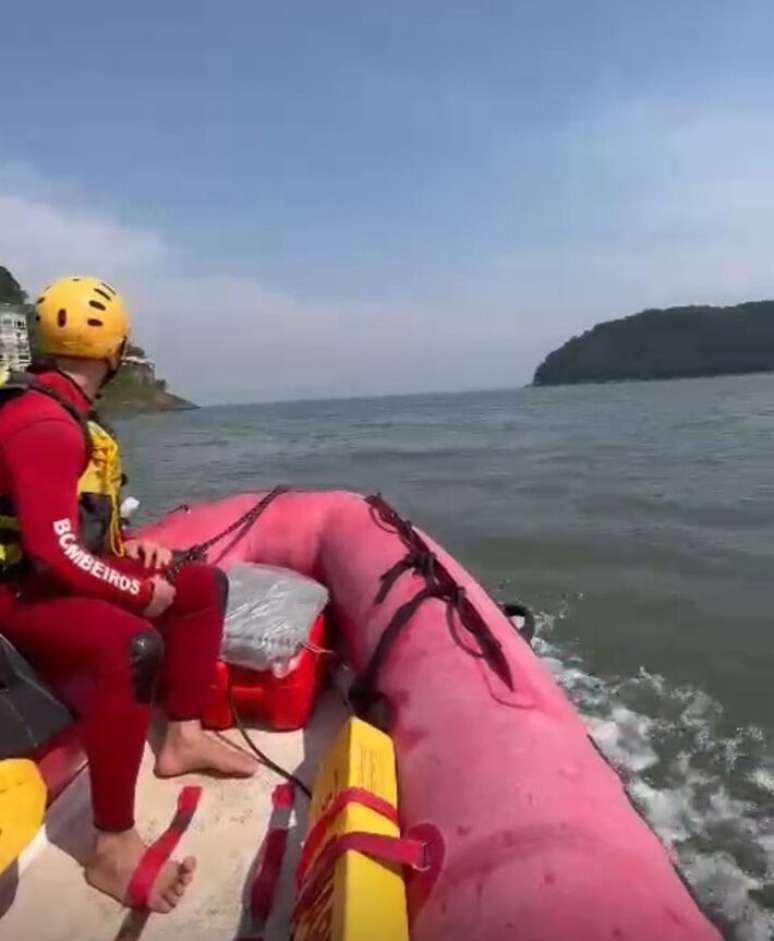 Buscas pelas duas mulheres desaparecidas envolvem Corpo de Bombeiros, Polícia Militar e Marinha.