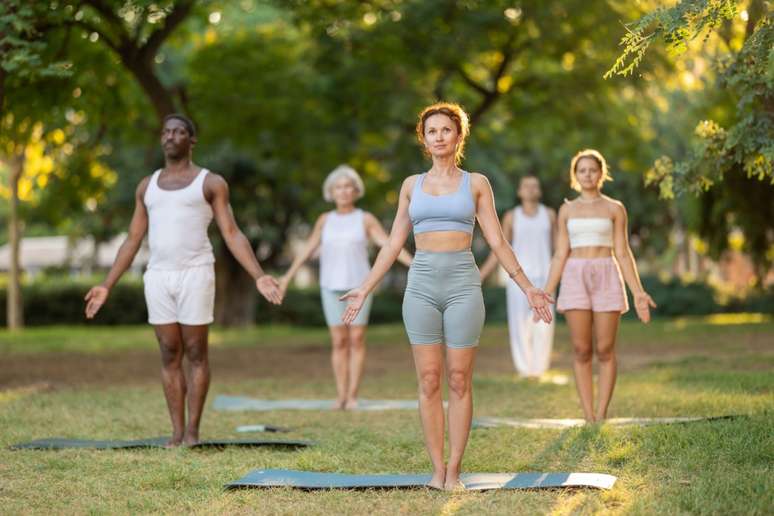 A tadasana é uma postura que ajuda a melhorar a consciência corporal 