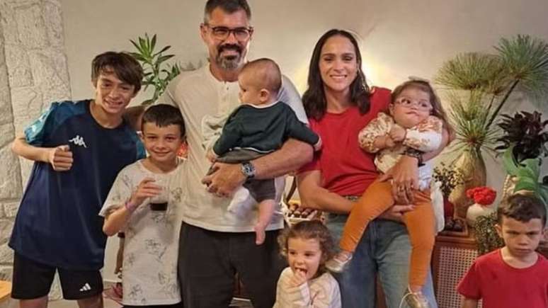 Juliano Cazarré e Letícia Cazarré com os seis filhos