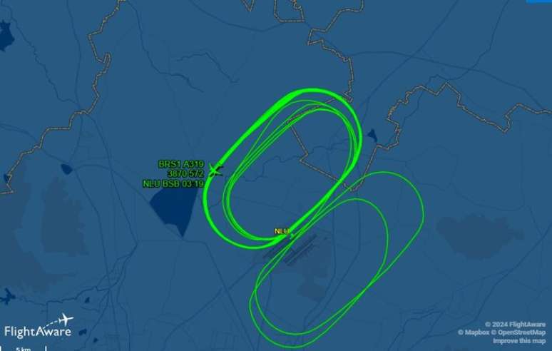 Imagem de rastreamento do voo do avião do presidente Lula voando em círculos no México.