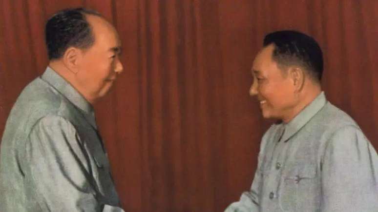 Deng Xiaoping rompeu com o caminho estabelecido pelo l&iacute;der da revolu&ccedil;&atilde;o, Mao (&agrave; esq.)