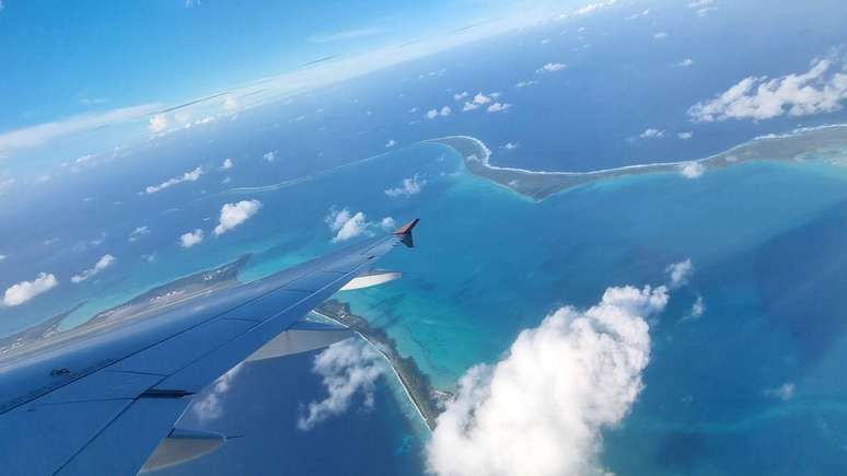 Um vislumbre da ilha, a mais ao sul do Arquipélago de Chagos, a partir da janela do avião