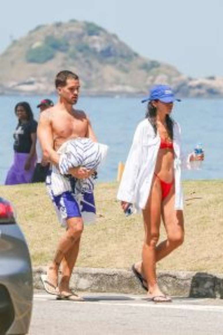 João Guilherme e Bruna Marquezine na praia -