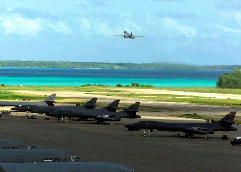 Bombardeiro da Força Aérea dos EUA decola de Diego Garcia, com destino ao Afeganistão, em outubro de 2001