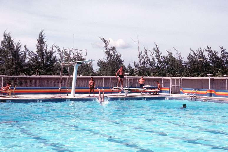 Imagem de arquivo de 1981 — membros do Batalhão de Construção Naval dos EUA (conhecido como "Seabees" da Marinha) na piscina, em Diego Garcia