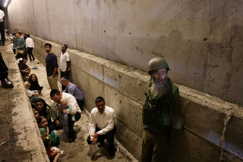 Pessoas buscam abrigo durante ataque contra Israel 