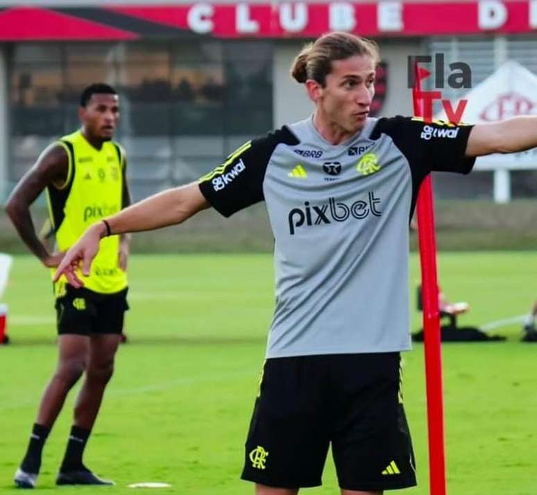 Filipe Luís assume comando interino do Flamengo após saída de Tite e comanda treino –