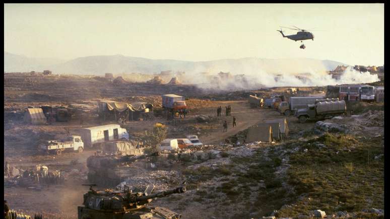 Helicóptero israelense em acampamento do Exército durante invasão do Líbano em junho de 1982