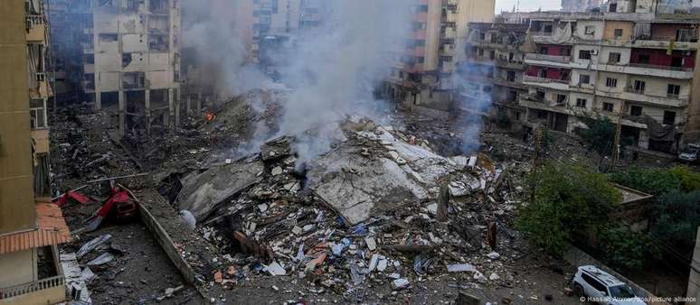 Destruição após bombardeio ao sul de Beirute: dois adolescentes brasileiros morreram em ataques israelenses