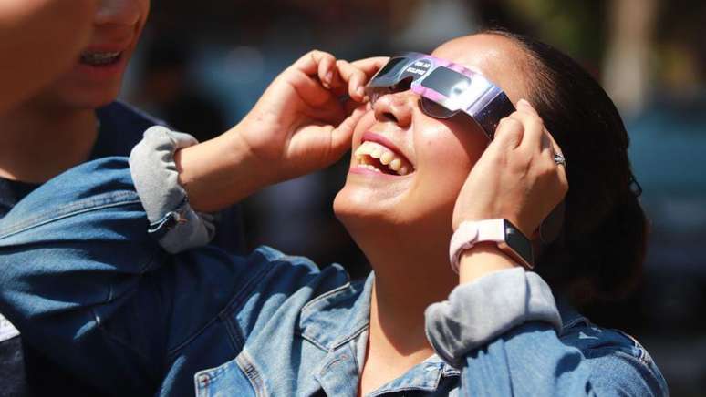 Para ver um eclipse solar como o do 'anel do fogo' é necessário usar lentes adequadas para isso