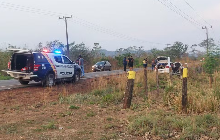 Motorista morre em acidente e irmão executa sobreviventes no MT