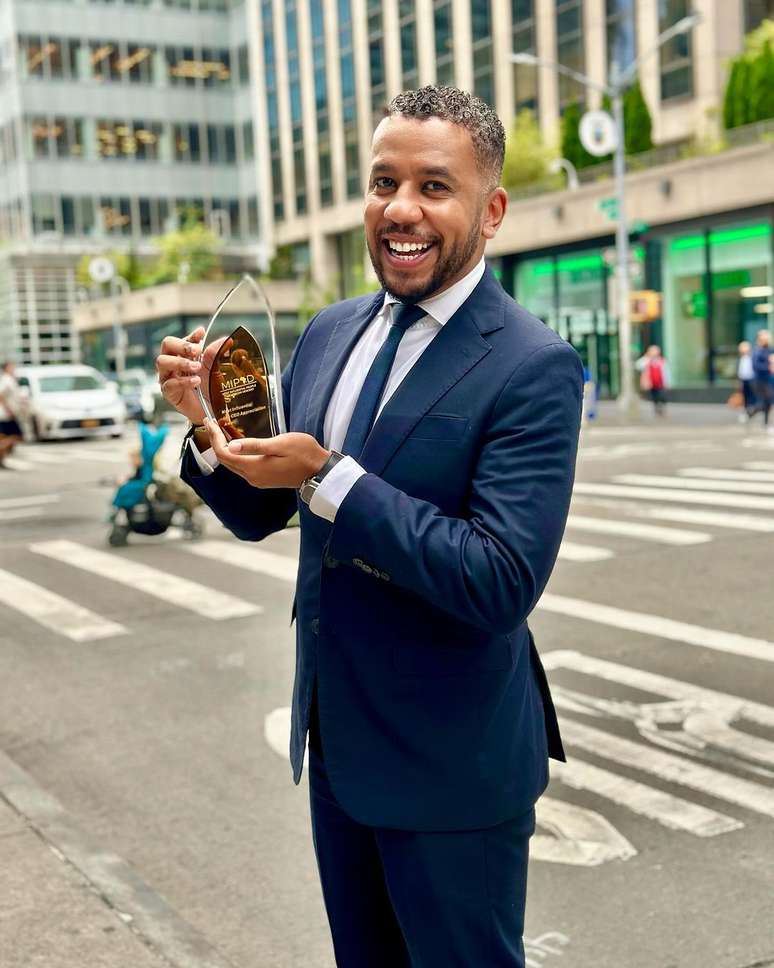 Renan Souza, que ganhou um processo por danos morais e racismo contra a CNN Brasil, é especialista em relações internacionais