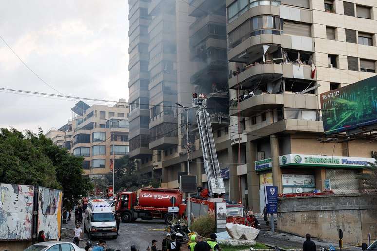 Equipes de resgate na capital libanesa, Beirute, nessa terça-feira (01/10)