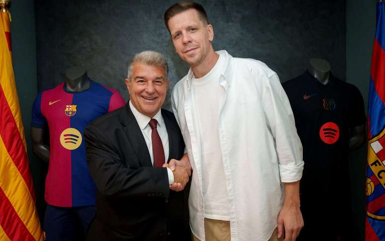 Szczęsny ao lado Joan Laporta. 