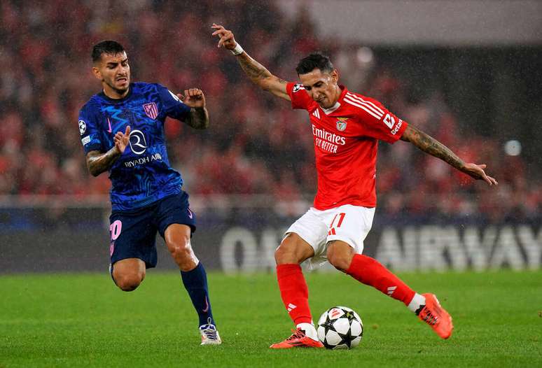 Di María tenta o chute diante da marcação de Correa, do Atlético. Fera foi o grande maestro do Benfica.