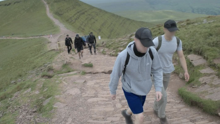 Integrantes do grupo fazem uma caminhada em Brecon Beacons, no País de Gales