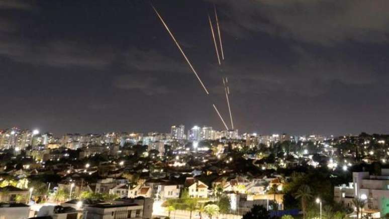 Irã voltou a atacar Israel pela segunda vez este ano. Foto mostra mísseis sendo interceptados no céu da cidade de Ashkelon, em Israel